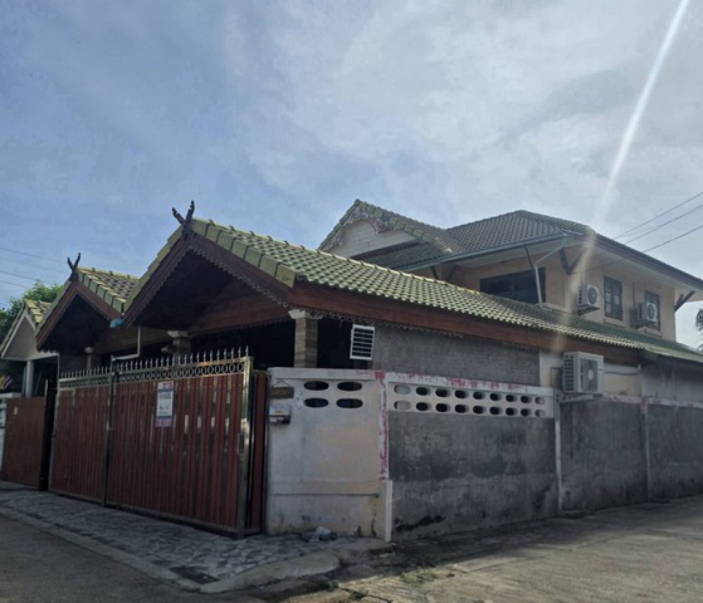 TOWNHOUSE - 0 RAI 0 NGAN 40 SQ.WA 4 BR 2 BATHROOM ใกล้กับ • สถานีรถไฟฟ้าบางใหญ่ MRT • เซ็ลทรัล เวสเกต • บิ๊กซี บางใหญ่ • โรงพยาบาล เกษมราษฎร์ • โรงพยาบาลบางใหญ่ • ตลาดบางใหญ่ • ตลาดแสงจันทร์ • สถานีตำ