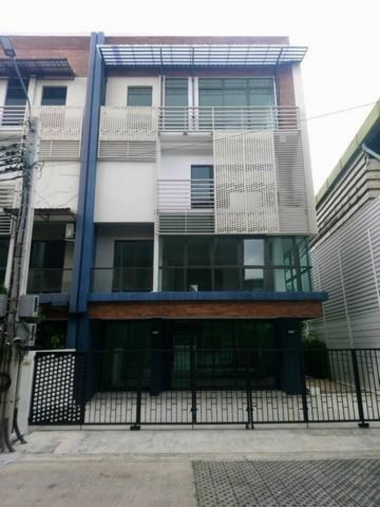 ให้เช่าโฮมออฟฟิศ 4 ชั้น โครงการ ดิสทริค เอกมัย-รามอินทรา ซอยรามอินทรา 40 หลังมุม ใกล้รถไฟฟ้าสายสีชมพู