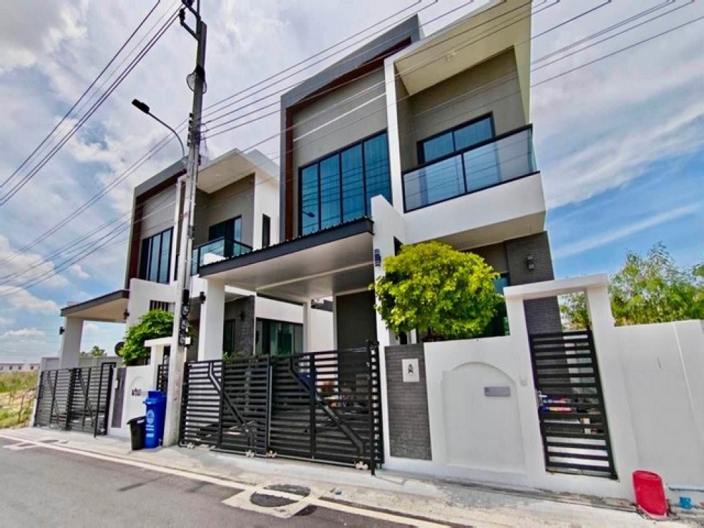 ให้เช่าบ้าน 3 ชั้น 4 ห้องนอน โครงการ Tanaphol Property บางนา กม. 10 ใกล้เมกะบางนา