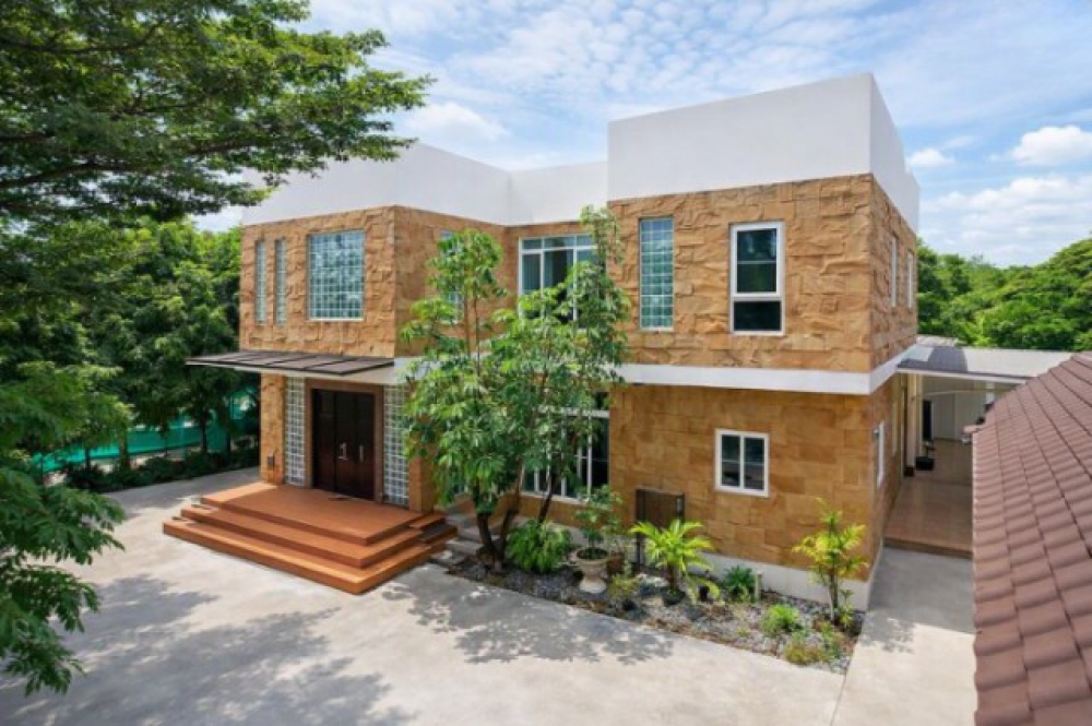 เดอะคริสตัล เอกมัย-รามอินทรา แยกสุคนธสวัสดิ์ 3 700 ม.นาคนิวาส 44-50 บ้านเดี่ยว 3นอน 3 น้ำ 2 งาน 600 ตร.ม.ใกล้รร.สตรีวิทยา 2 900 ม.