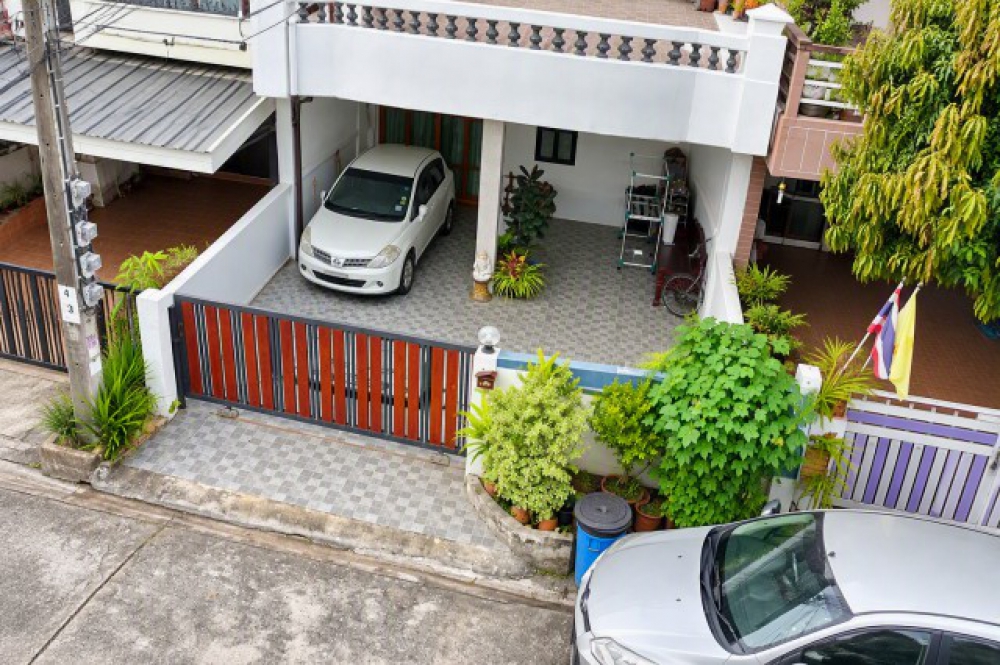 ตรงข้าม รพ.รามคำแหง2 500 ม. 30 ตร.ว.  แยกมิสทิน 400 ม. ทาวน์เฮ้าส์ 3 นอน 3 น้ำ รามคำแหง 175-191