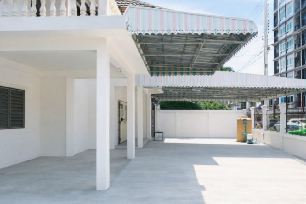 ใกล้ม.ศิลปากร 1 กม. สำนักงานที่ดิน นครปฐม 850 ม.ลำพยา เมืองนครปฐม ให้เช่าบ้านเดี่ยว 2 ชั้น 5 นอน 2 น้ำที่ดิน 130 ตร.วา.พร้อมโรงจอดรถมีหลังคา